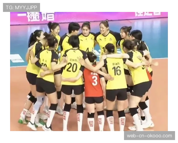 终场哨响,山东女排队员相拥庆祝队史首个联赛季军